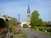 Beaulieu-en-Argonne - Vicolo fiorito del paese e campanile della chiesa