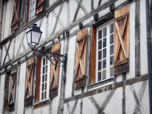 Beaulieu-sur-Dordogne - Fassade eines Fachwerkhauses