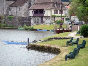 Beaulieu-sur-Dordogne - Sitzbänke am Ufer des Flusses Dordogne