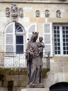 Beaulieu-sur-Dordogne - Fassade des Renaissance Hauses und Standbild der Heiligen Jungfrau mit Kind