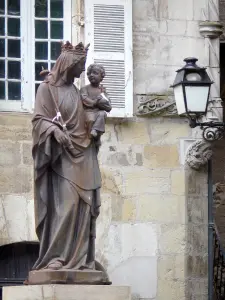 Beaulieu-sur-Dordogne - Standbild der Heiligen Jungfrau mit Kind am Fusse des Renaissance Hauses