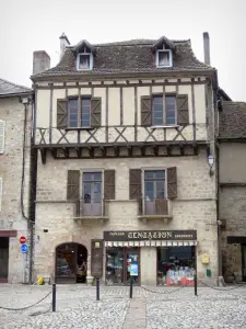 Beaulieu-sur-Dordogne - Fassade eines Fachwerkhauses der Altstadt