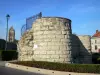 Beaumont-sur-Oise - Restos del castillo medieval, farola y torre renacentista de la iglesia de Saint-Laurent