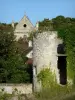 Beaumont-sur-Oise - Restos del castillo medieval con vistas a la capilla Jeanne-d'Arc