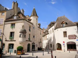 Beaune - Maison du Colombier em estilo medieval com torre de vigia e torre octogonal