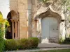 Beaune - Deur van het torentje van het voormalige canonieke gebouw en de tuin van het klooster van de collegiale basiliek Notre-Dame