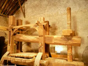 Beaune - Prensa de alavanca na sala das cubas do Museu do Vinho