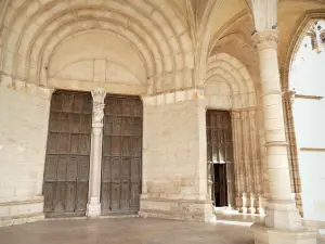 Beaune - Portais da basílica colegiada de Notre-Dame