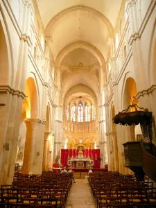 Beaune - Interior da Basílica Colegiada de Notre-Dame: nave e coro