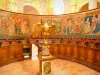 Beaune - Binnen in de collegiale basiliek Notre-Dame: adelaarslessenaar en wandtapijten van de Maagd