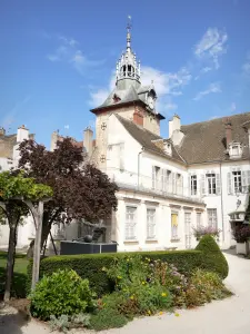 Beaune - Campanário ou Torre do Relógio e jardim do hotel Boussard de la Chapelle