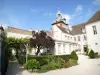 Beaune - Tuin van hotel Boussard de la Chapelle en belfort dat het geheel domineert