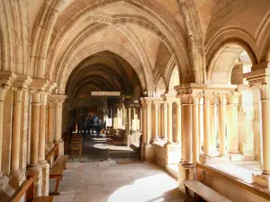 Beaune - Galeria do claustro da basílica colegiada de Notre-Dame