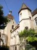 Beaune - Klokkentoren van de collegiale basiliek Onze-Lieve-Vrouw en torentje van het voormalig kerkelijk gebouw (pastorie)