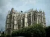 Beauvais - Basilica di San Pietro in stile gotico e gli alberi