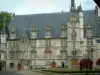 Beauvais - Façade Renaissance de l'ancien palais épiscopal (musée départemental de l'Oise) et jardin avec parterres et fleurs
