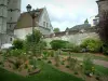 Beauvais - Jardin agrémenté de fleurs et édifices de la ville