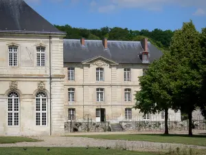 O Bec-Hellouin - Abadia de Bec-Hellouin: edifícios conventuais da abadia beneditina Notre-Dame du Bec e parque