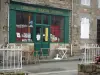 Bécherel - Stätte der Bücher: Schaufenster eines Buchladens und Fassade aus Stein