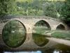 Belcastel - Ponte velha, refletindo, em, a, águas, de, a, rio, Aveyron