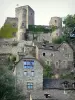 Belcastel - Belcastel kasteel met uitzicht op de huizen van het middeleeuwse dorp