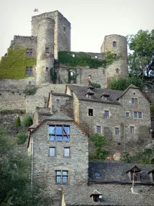 Belcastel - Château de Belcastel dominant les maisons du village médiéval
