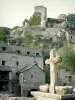 Belcastel - Casas de la Cruz de la villa medieval y el castillo que domina la totalidad Belcastel