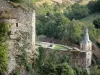 Belcastel - Belcastel castelo e torre sineira da igreja Sainte-Marie-Madeleine em um cenário verde