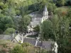 Belcastel - Gezicht op de toren van de kerk van St. Maria Magdalena en de daken Belcastel in een groene