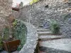 Belcastel - Ruelle pavée en escalier et murs de pierre