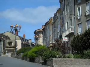 Bellac - Houses and lampposts in the city