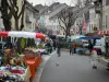 Belley - Marktkramen op zaterdagochtend en de gevels van huizen in de oude stad