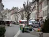Belley - Marktkramen op zaterdagochtend, bomen en gevels van huizen in de oude stad