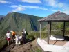 Belvédère du Cap Noir - Randonneurs au point de vue du Cap Noir agrémenté d'un kiosque et d'une table d'orientation