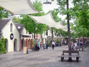 Bercy Village - Saint Emilion courtyard with its rails and former cellars home to shops and restaurants