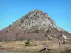 Berg Gerbier de Rush - Blick auf das vulkanische Relief des Gerbier de Jonc (Phonolithvorsprung); im Regionalen Naturpark Monts d'Ardèche, in den Bergen der Ardèche