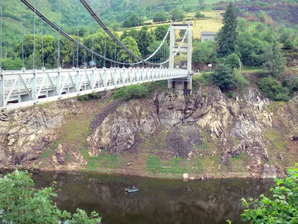 Bergengte van Truyère - Tréboul brug over Lake Dam Sarrans het hart van de gorges van de Truyère