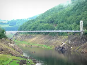 Bergengte van Truyère - Zicht op de brug van Tréboul, het meer dam Sarrans en het dorp blijft overspoeld Tréboul