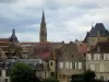 Bergerac - Torre sineira da igreja de Saint-Jacques (à esquerda), torre sineira da igreja de Notre-Dame e casas da cidade velha com um céu tempestuoso, no vale do Dordogne