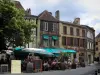 Bergerac - Praça Doctor-Cayla com suas casas e terraços de restaurante