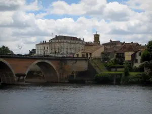 Bergerac - Pont enjambant la rivière (la Dordogne), maisons et nuages dans le ciel, dans la vallée de la Dordogne