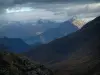 Bergpas van le Galibier - Route des Grandes Alpes du Galibier weg, met uitzicht op de omliggende bergen met besneeuwde toppen