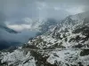 Bergpas van le Galibier - Route des Grandes Alpes du Galibier weg en besneeuwde bergen (sneeuw) met wolken