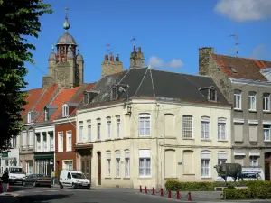 Bergues - Belfort huizen van de ommuurde stad en het standbeeld van Red Vlaanderen (bronzen beeld van de Vlaamse koe)