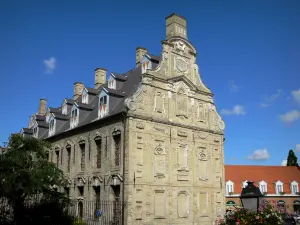 Bergues - Oude pandjeshuis (gebouw van baksteen en natuursteen Vlaamse renaissancestijl) huisvesting van de gemeentelijke museum
