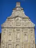 Bergues - Façade de l'ancien mont-de-piété (édifice de briques et de pierres de style Renaissance flamande abritant le musée municipal)
