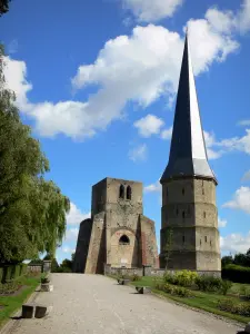 Bergues - De Sint-Winoc: puntige toren, vierkante toren, oprit, gazons en bomen, wolken in de blauwe hemel