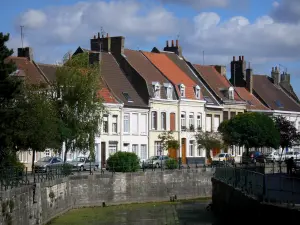 Bergues - Façades de maisons, arbres et canal