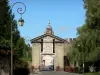 Bergues - Porte de Cassel, carillon du beffroi en arrière-plan, lampadaires et arbres