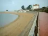 La Bernerie-en-Retz - Promenade, plage de sable, bassin d'eau de mer et maisons de la station balnéaire